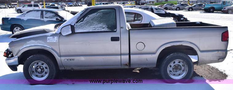 image for item E6182 2000 Chevrolet S10 pickup truck