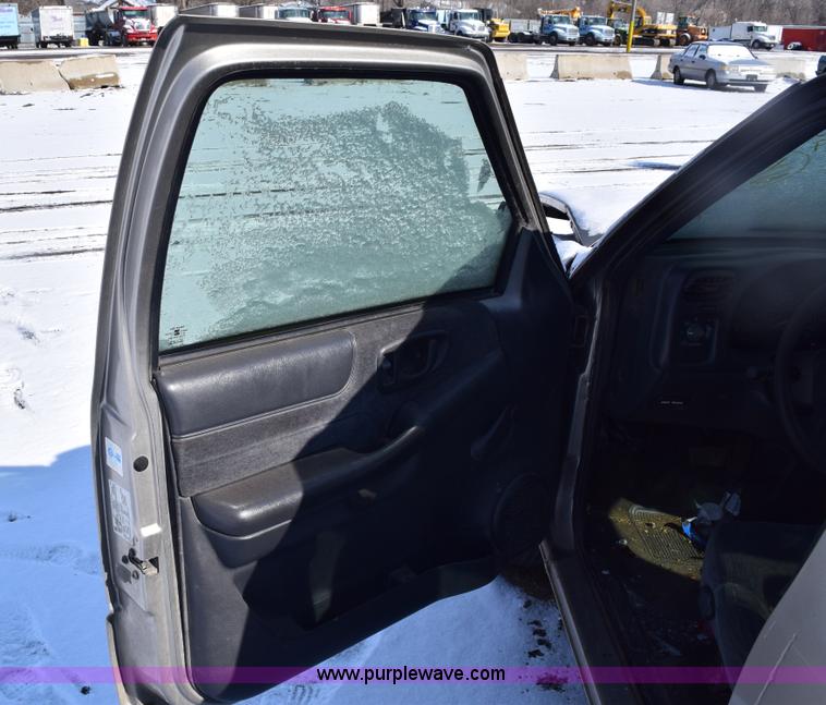 image for item E6182 2000 Chevrolet S10 pickup truck