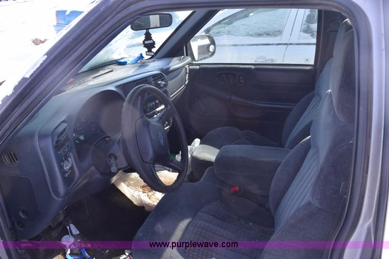 image for item E6182 2000 Chevrolet S10 pickup truck