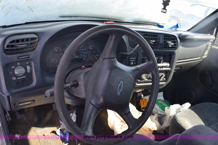 image for item E6182 2000 Chevrolet S10 pickup truck