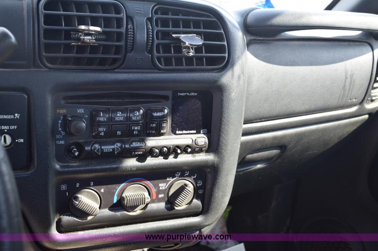 image for item E6182 2000 Chevrolet S10 pickup truck