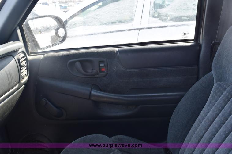 image for item E6182 2000 Chevrolet S10 pickup truck