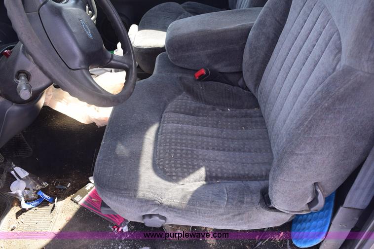 image for item E6182 2000 Chevrolet S10 pickup truck