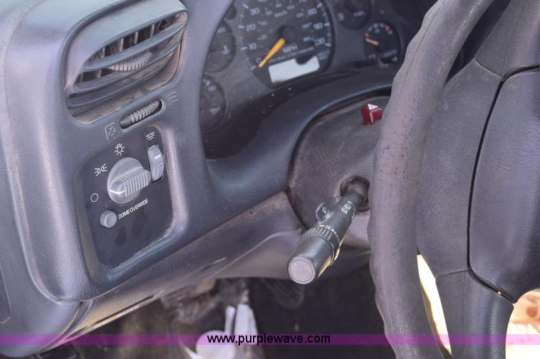 image for item E6182 2000 Chevrolet S10 pickup truck