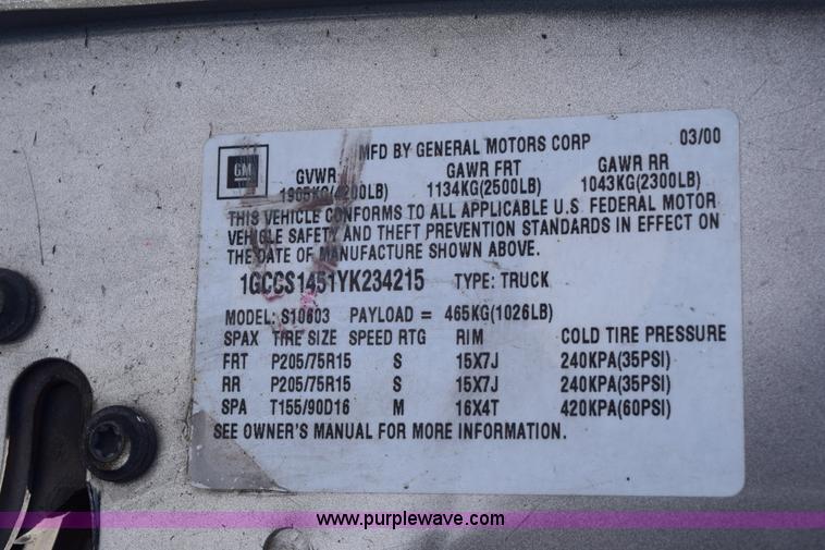 image for item E6182 2000 Chevrolet S10 pickup truck