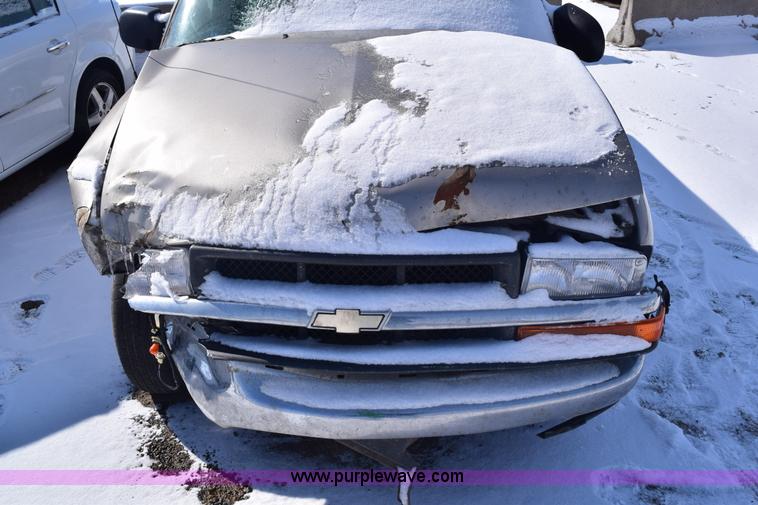 image for item E6182 2000 Chevrolet S10 pickup truck