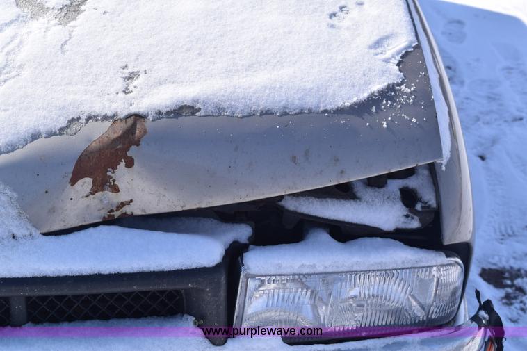 image for item E6182 2000 Chevrolet S10 pickup truck