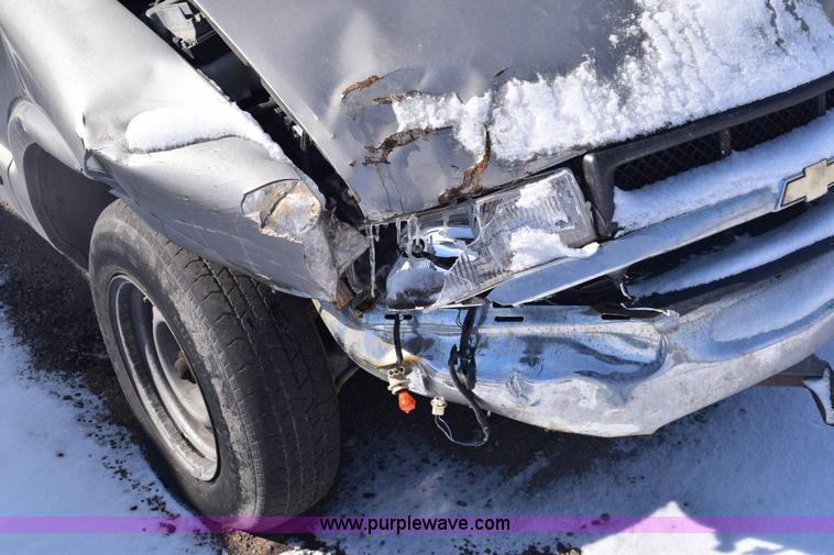 image for item E6182 2000 Chevrolet S10 pickup truck