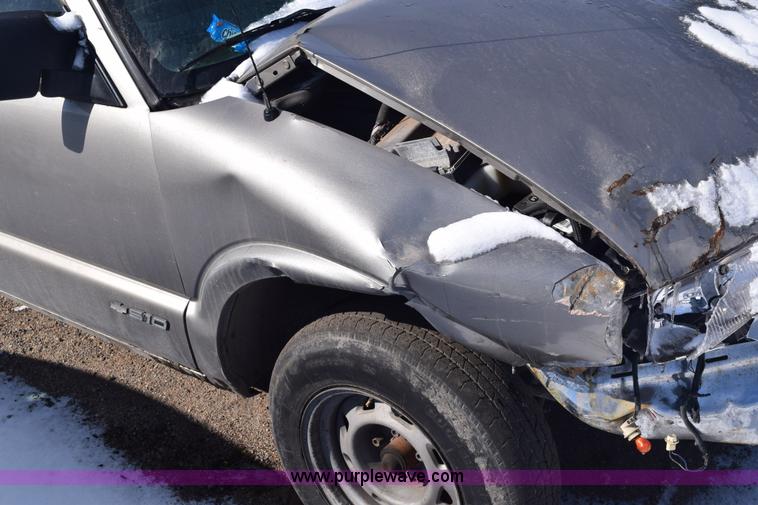 image for item E6182 2000 Chevrolet S10 pickup truck