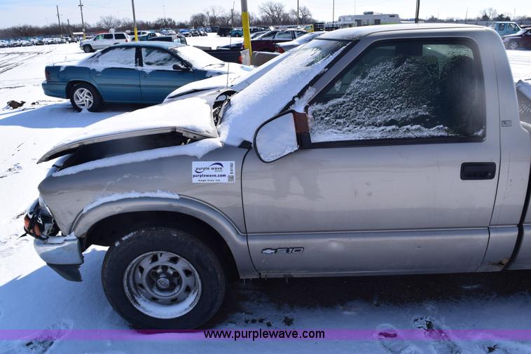 image for item E6182 2000 Chevrolet S10 pickup truck
