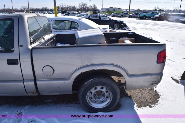 image for item E6182 2000 Chevrolet S10 pickup truck