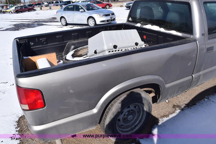 image for item E6182 2000 Chevrolet S10 pickup truck