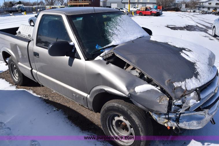 image for item E6182 2000 Chevrolet S10 pickup truck