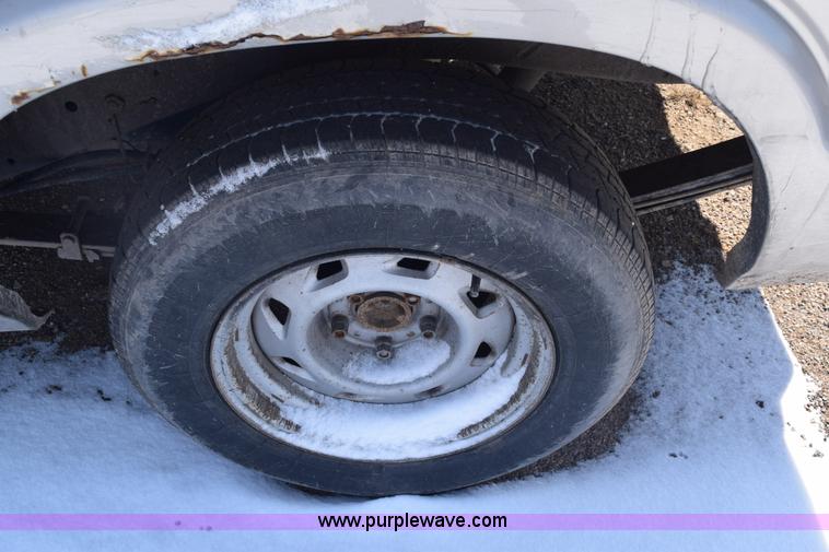 image for item E6182 2000 Chevrolet S10 pickup truck