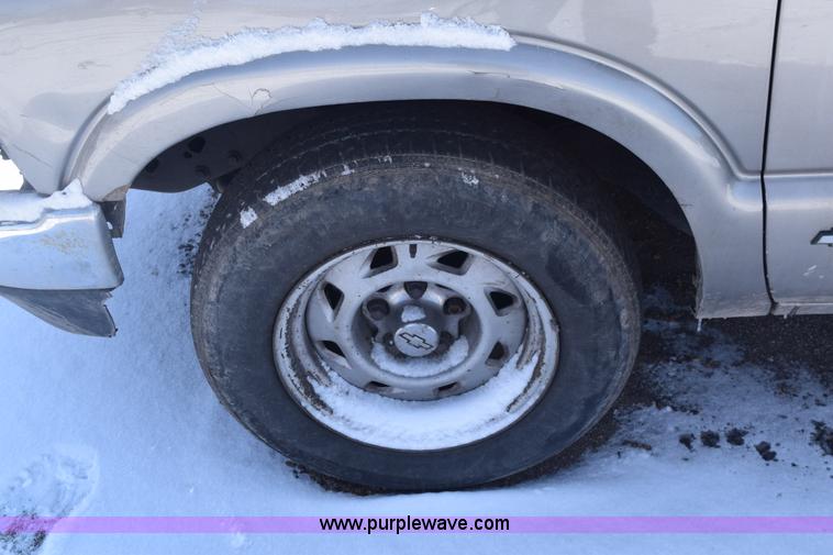 image for item E6182 2000 Chevrolet S10 pickup truck