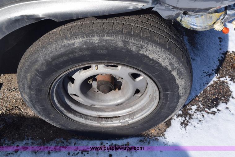 image for item E6182 2000 Chevrolet S10 pickup truck