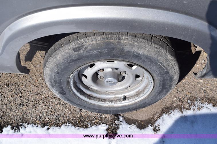 image for item E6182 2000 Chevrolet S10 pickup truck