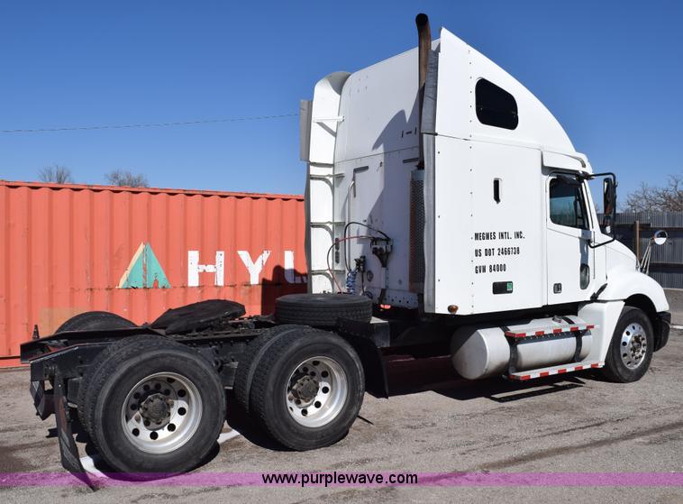 image for item E6233 2005 Freightliner Columbia 120 semi truck
