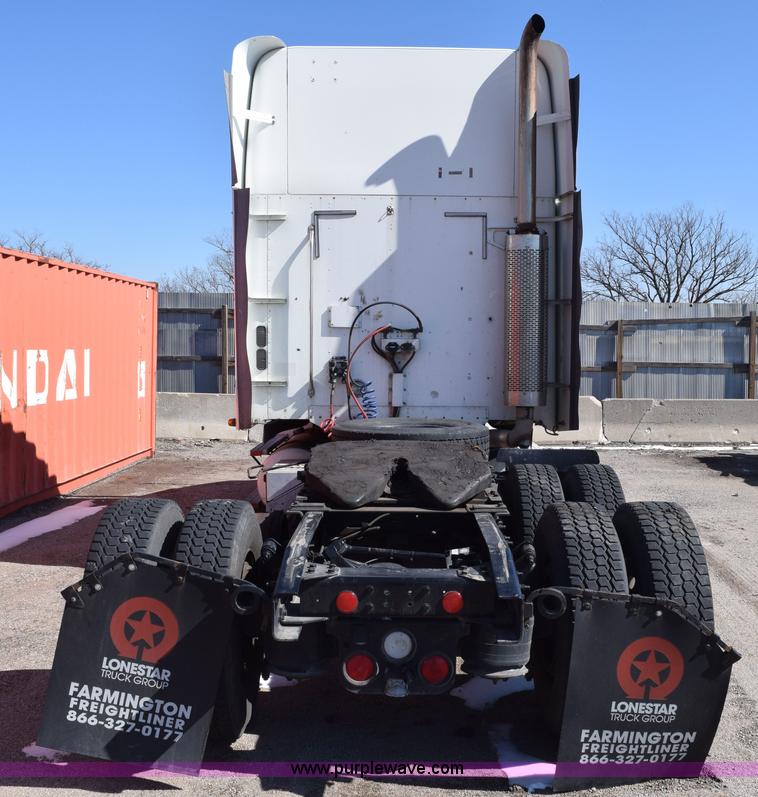 image for item E6233 2005 Freightliner Columbia 120 semi truck