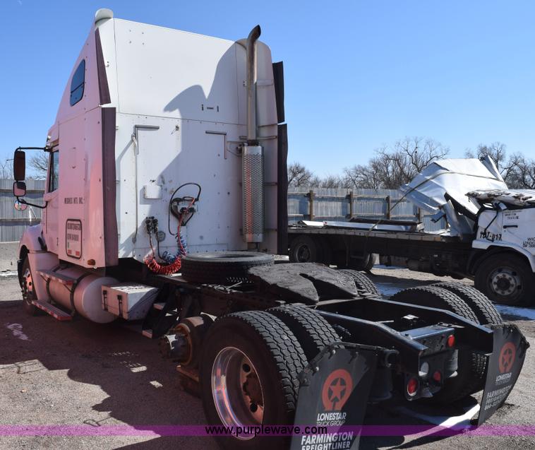 image for item E6233 2005 Freightliner Columbia 120 semi truck