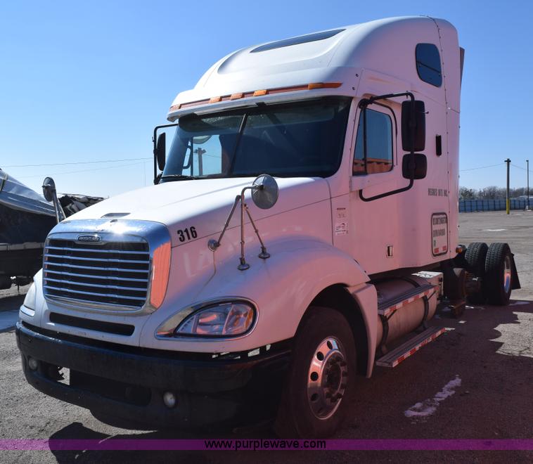 image for item E6233 2005 Freightliner Columbia 120 semi truck