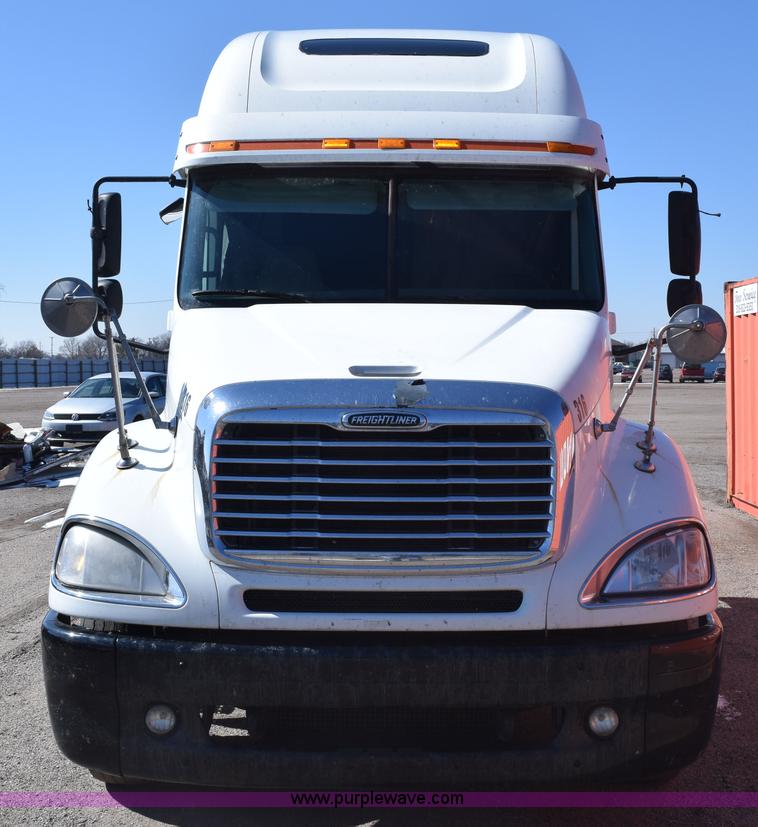 image for item E6233 2005 Freightliner Columbia 120 semi truck