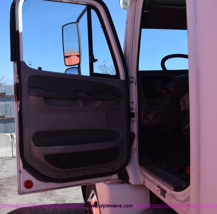 image for item E6233 2005 Freightliner Columbia 120 semi truck