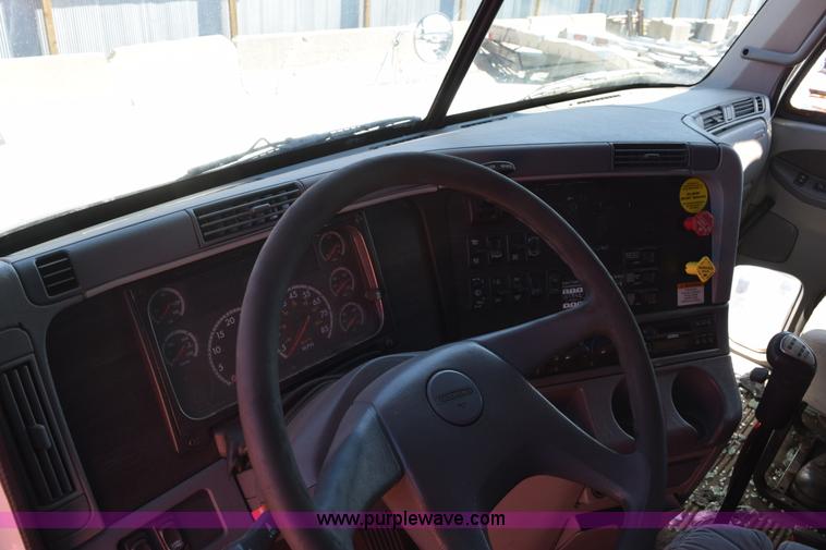 image for item E6233 2005 Freightliner Columbia 120 semi truck