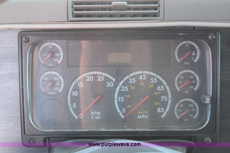 image for item E6233 2005 Freightliner Columbia 120 semi truck