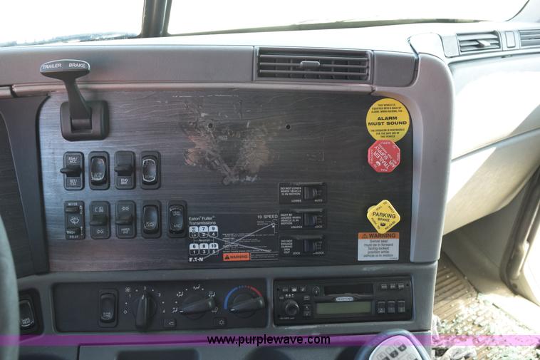 image for item E6233 2005 Freightliner Columbia 120 semi truck