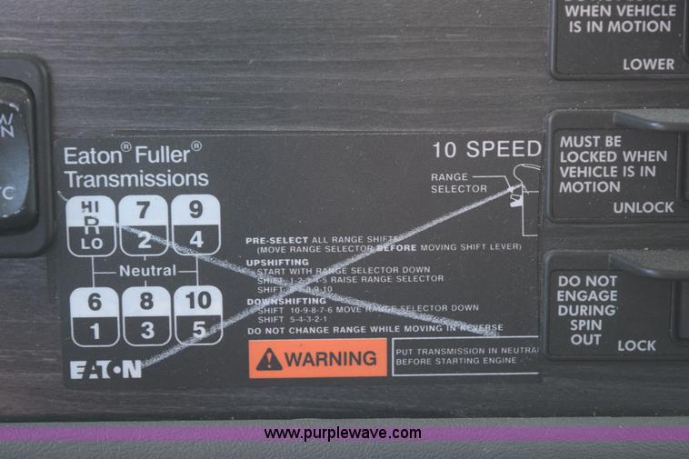 image for item E6233 2005 Freightliner Columbia 120 semi truck