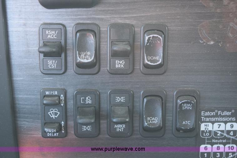 image for item E6233 2005 Freightliner Columbia 120 semi truck