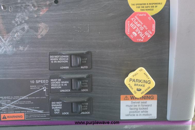 image for item E6233 2005 Freightliner Columbia 120 semi truck