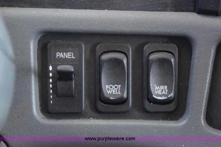 image for item E6233 2005 Freightliner Columbia 120 semi truck