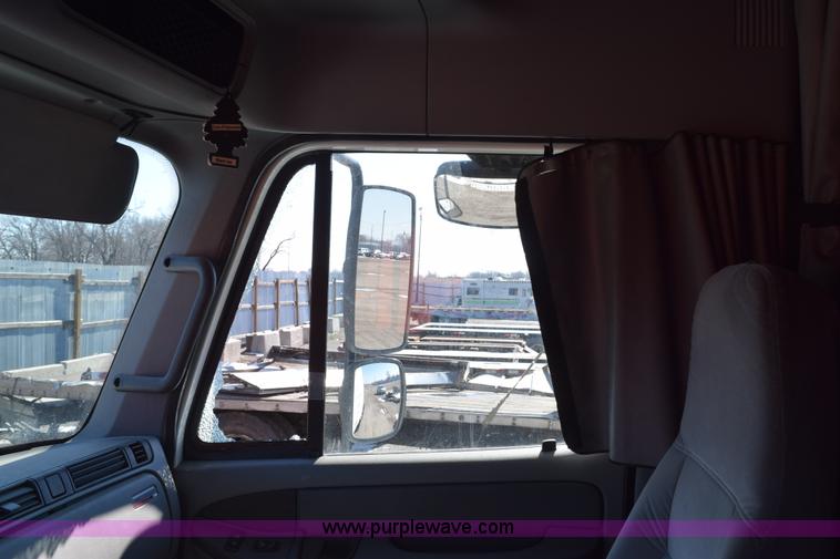 image for item E6233 2005 Freightliner Columbia 120 semi truck