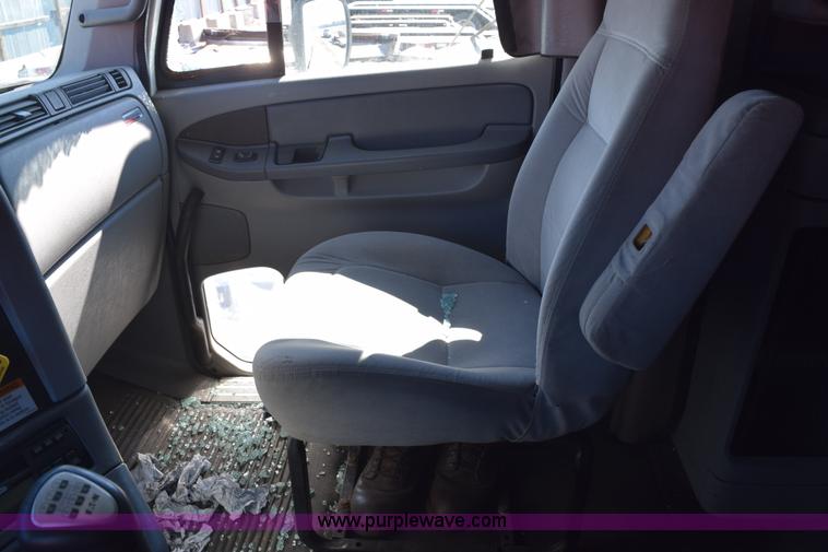 image for item E6233 2005 Freightliner Columbia 120 semi truck