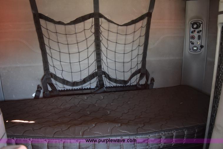 image for item E6233 2005 Freightliner Columbia 120 semi truck