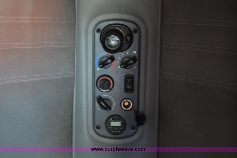 image for item E6233 2005 Freightliner Columbia 120 semi truck