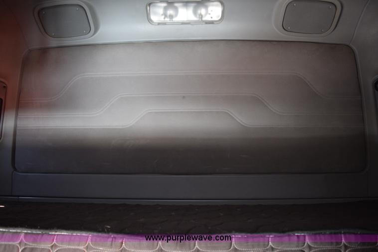 image for item E6233 2005 Freightliner Columbia 120 semi truck