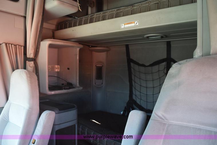 image for item E6233 2005 Freightliner Columbia 120 semi truck