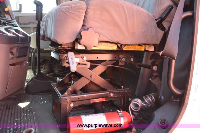 image for item E6233 2005 Freightliner Columbia 120 semi truck