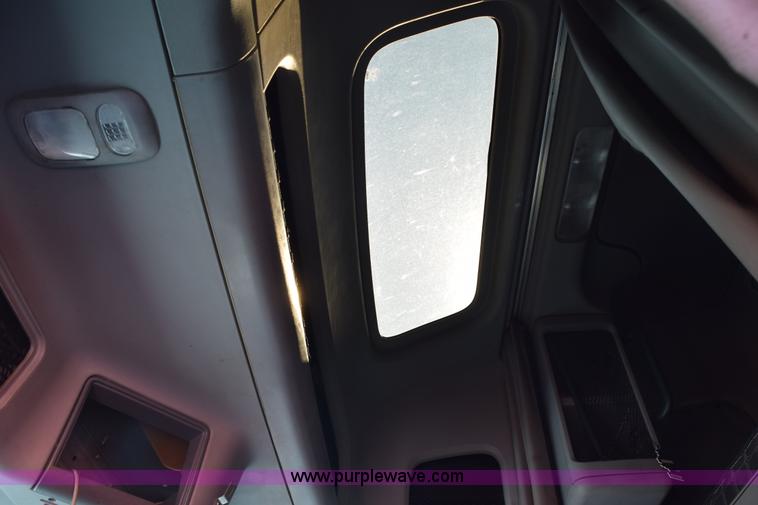 image for item E6233 2005 Freightliner Columbia 120 semi truck