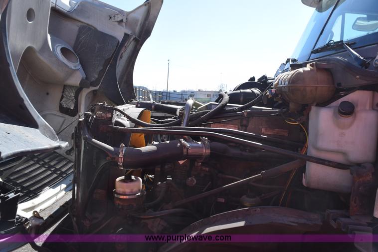 image for item E6233 2005 Freightliner Columbia 120 semi truck