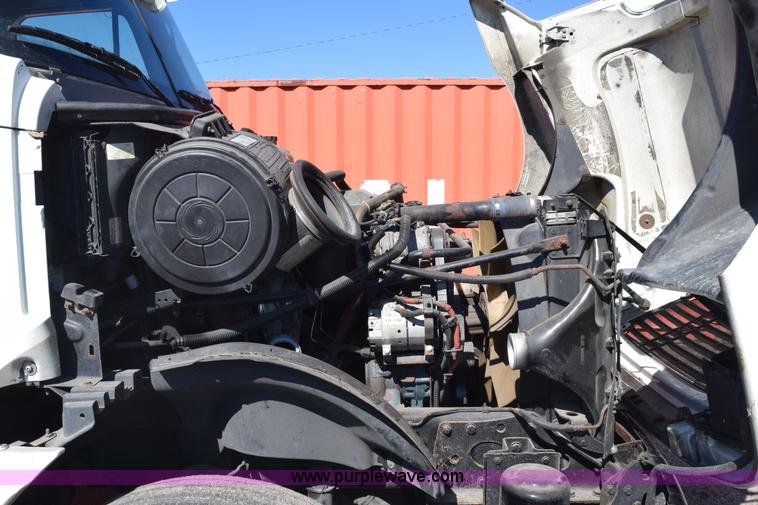 image for item E6233 2005 Freightliner Columbia 120 semi truck