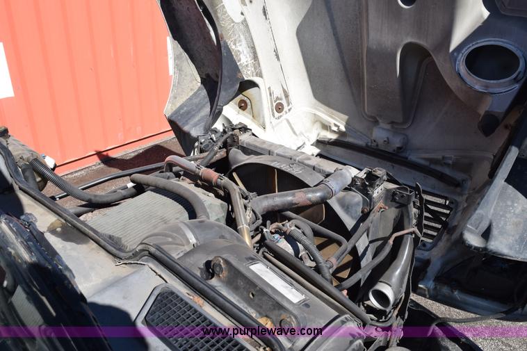 image for item E6233 2005 Freightliner Columbia 120 semi truck