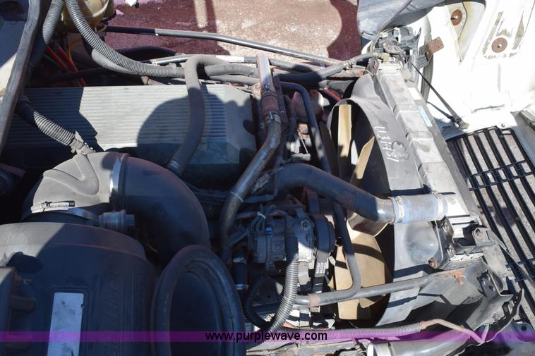 image for item E6233 2005 Freightliner Columbia 120 semi truck