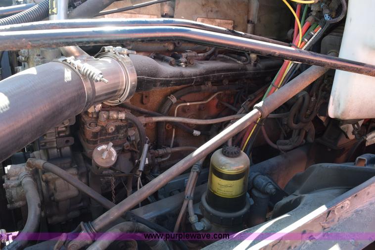 image for item E6233 2005 Freightliner Columbia 120 semi truck