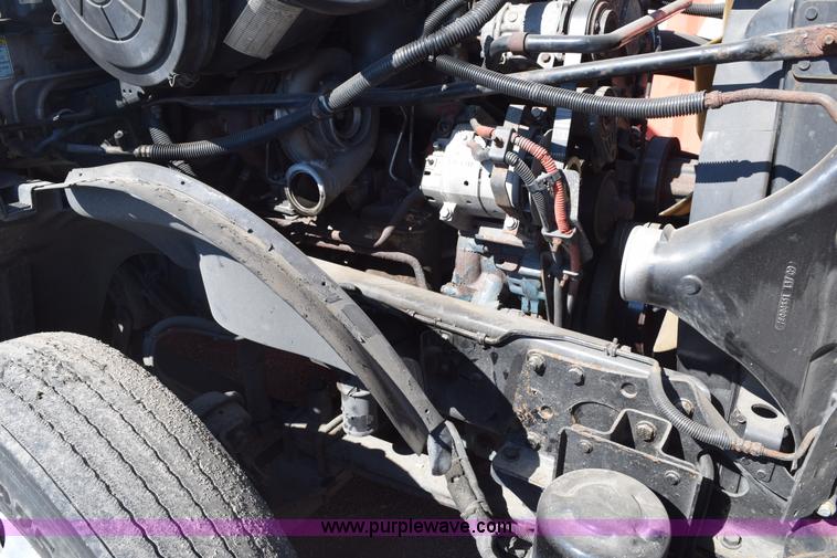 image for item E6233 2005 Freightliner Columbia 120 semi truck