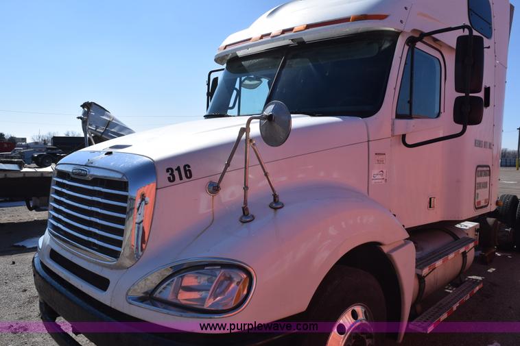 image for item E6233 2005 Freightliner Columbia 120 semi truck