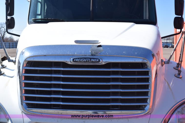 image for item E6233 2005 Freightliner Columbia 120 semi truck